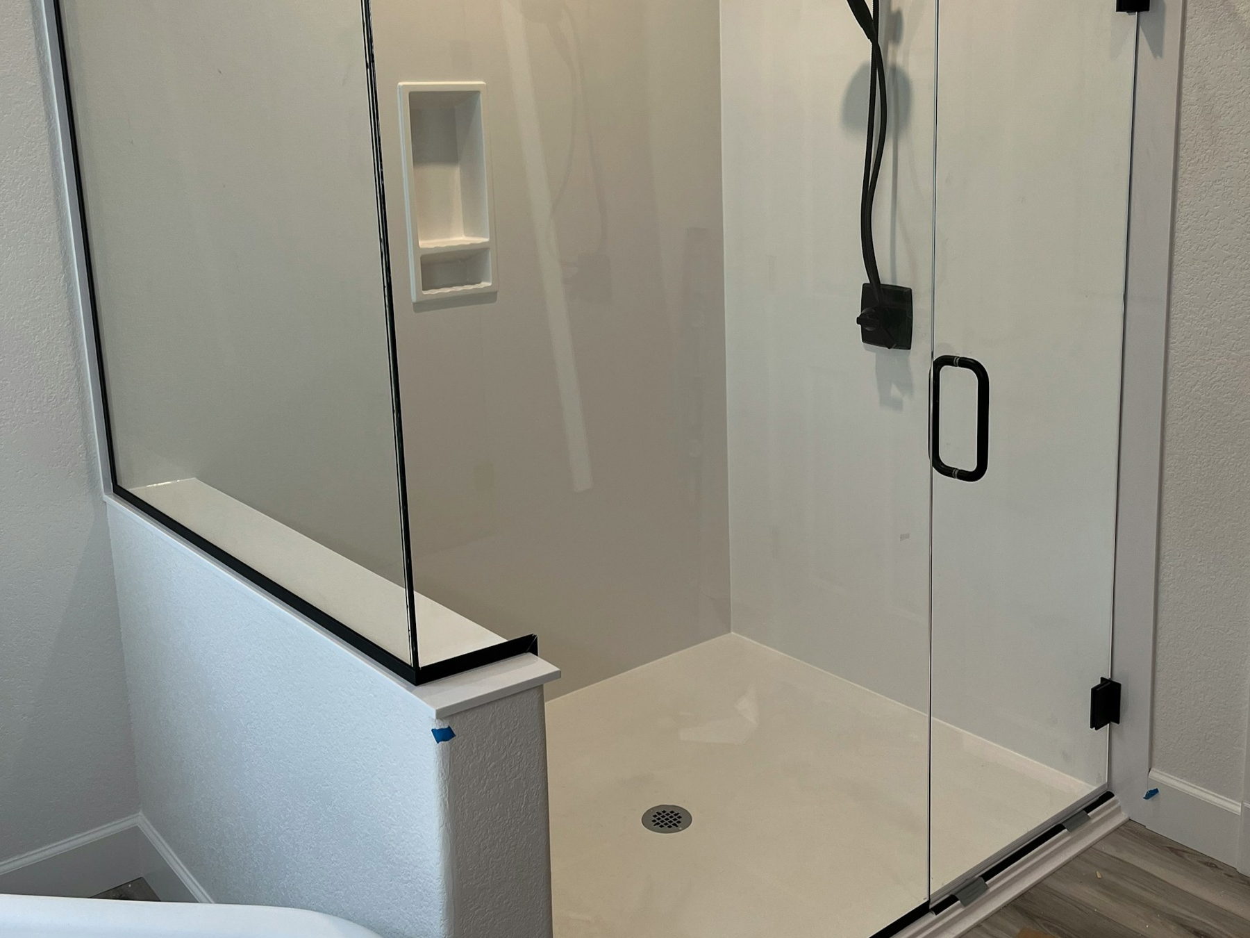 Abflussabdeckung einer Dusche auf gefliesten Boden