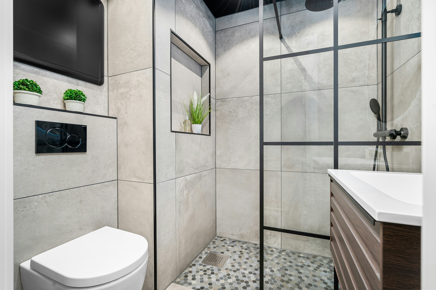 Badezimmer in einer Mietwohnung mit Dusche