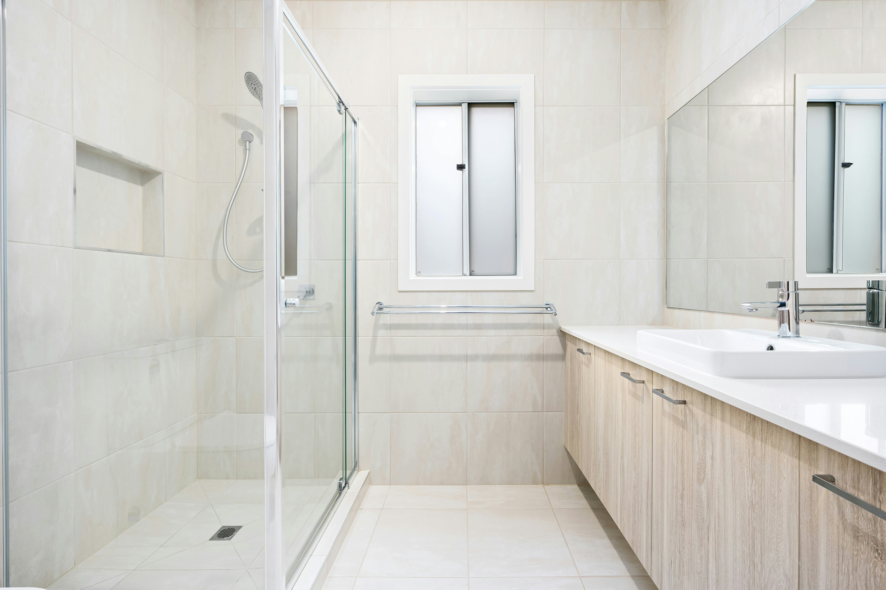 Duschabfluss von oben in einer gefliesten Dusche