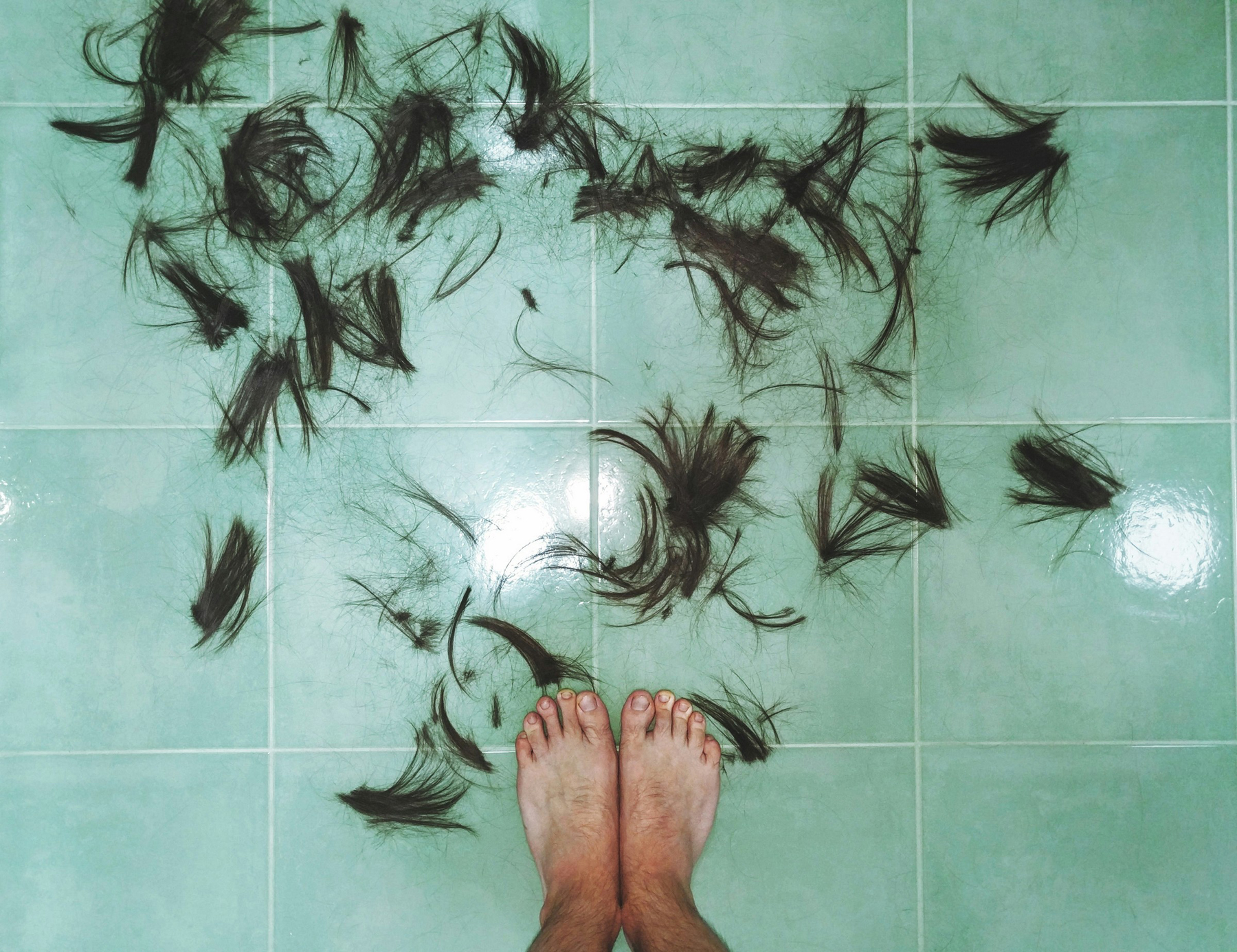 Haare im Duschabfluss von oben