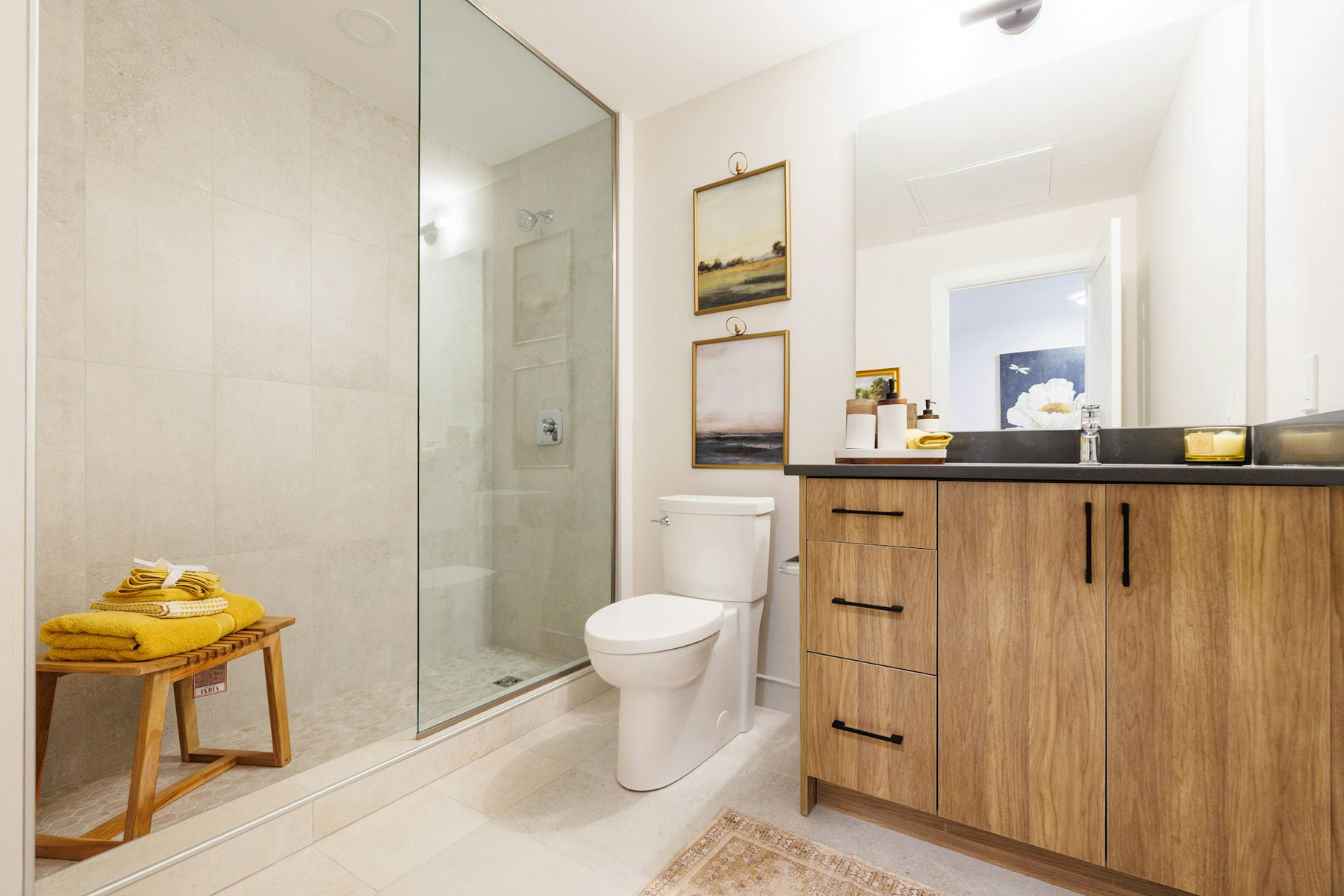 Reinigungsmittel und Utensilien im Badezimmer