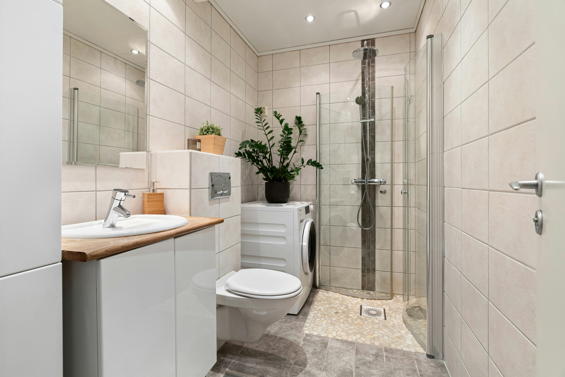Sauberer Duschabfluss in einer gepflegten Dusche