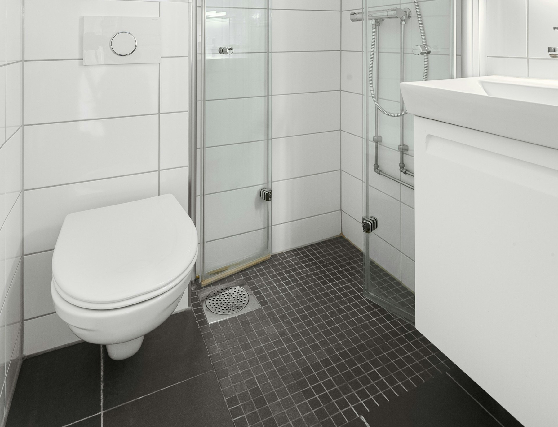 Stehendes Wasser in einer Dusche