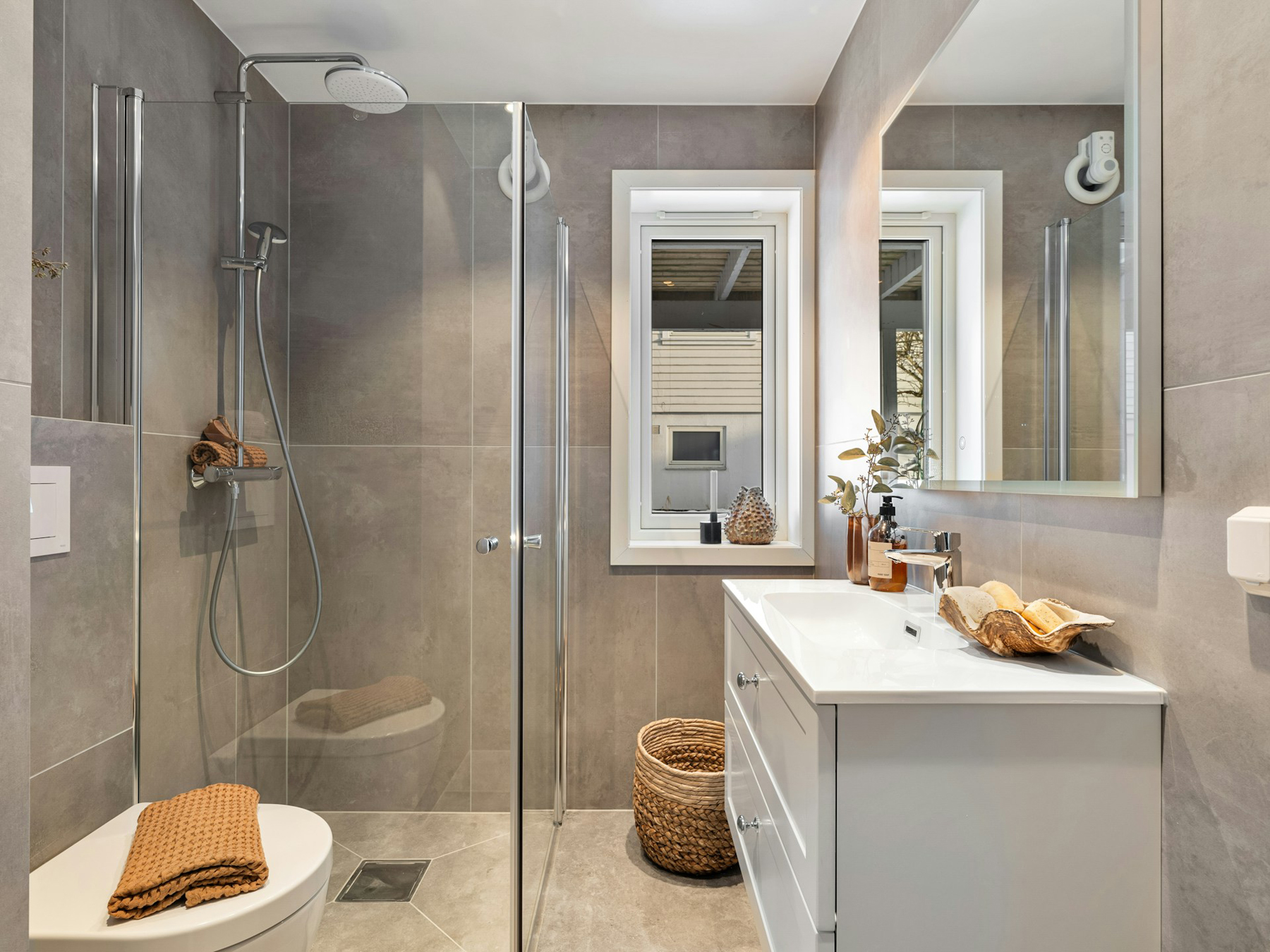Moderne Duschrinne aus Edelstahl im Badezimmerboden